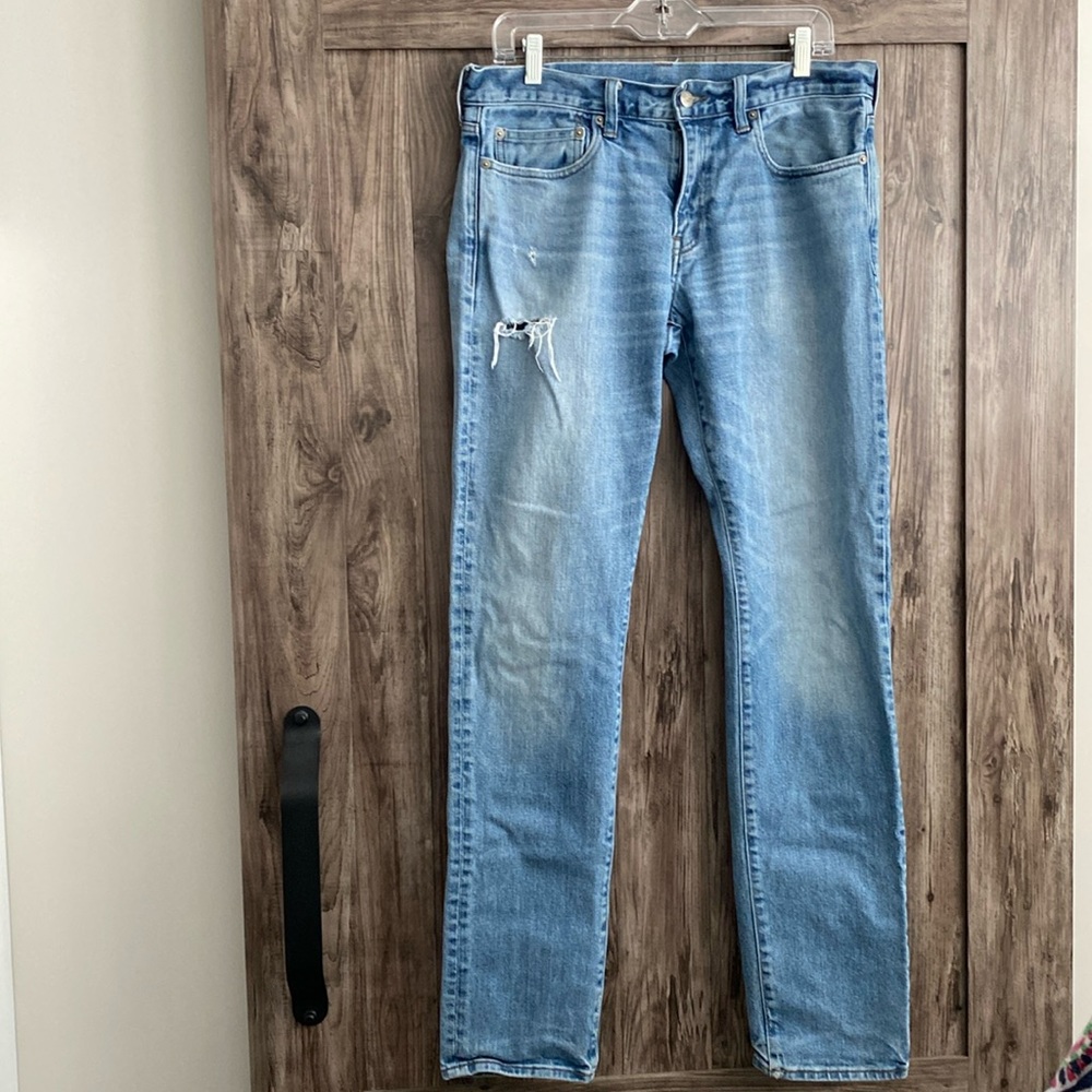 Men’s J. Crew 32x34 Distressed Jeans in Excellent Used Condition and No Stains